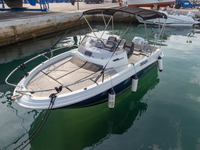 Hire Motorboat Jeanneau with a boat licence