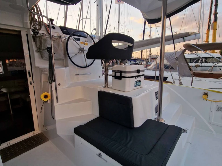 Yacht hire Alimos cheap Lagoon 40