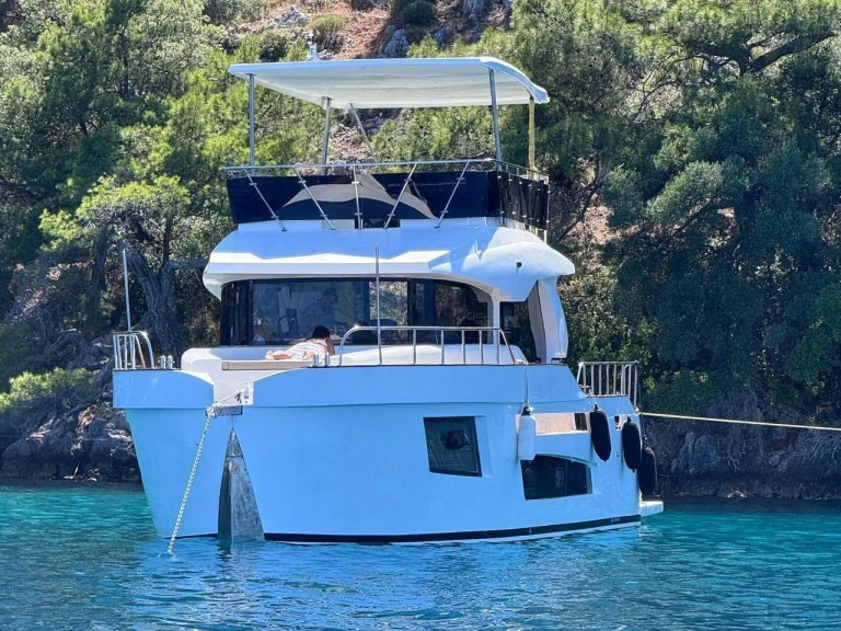 Motorboat to hire Göcek at the best price