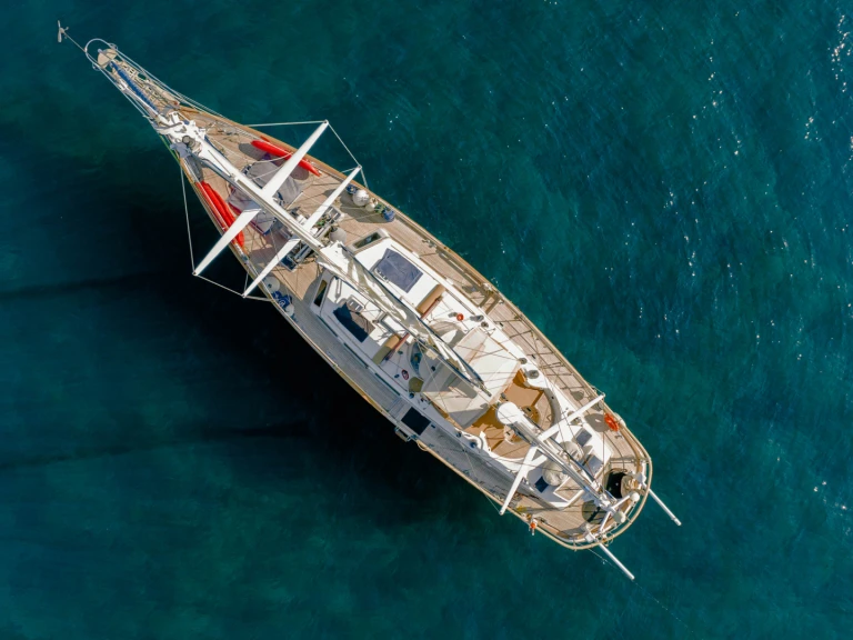Charter a Ta Chiao Scorpio 72 in Hyères on Samboat