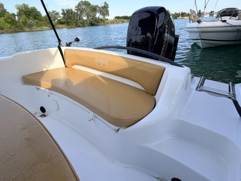 Yacht hire Bevazzana cheap Shark 19