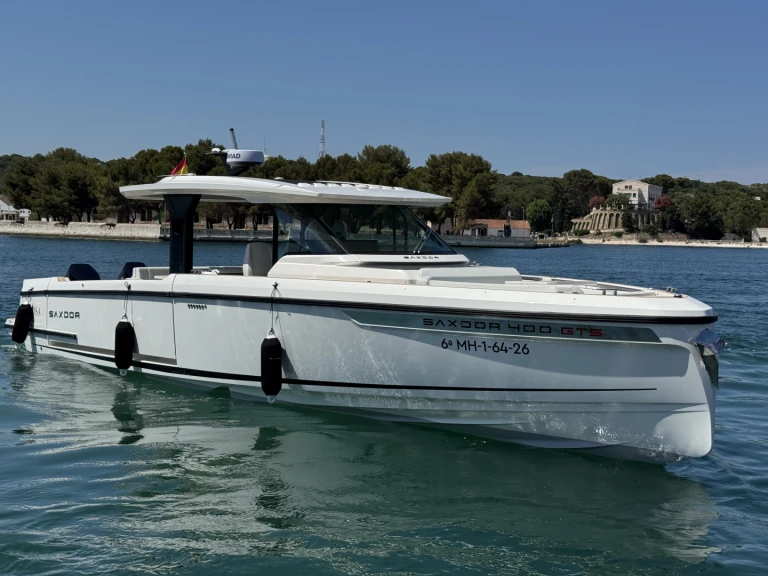 Yacht hire Mahon Port cheap SAXDOR 400 GTS