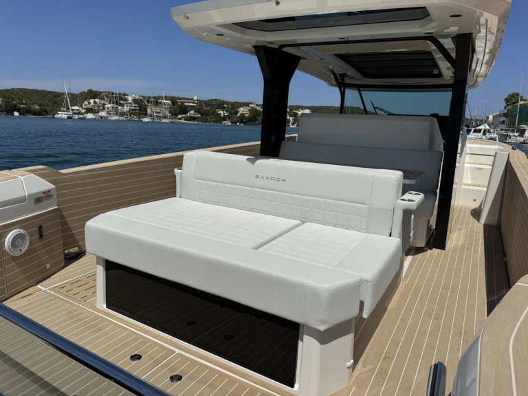 Charter a Saxdor SAXDOR 400 GTS in Mahon Port on Samboat