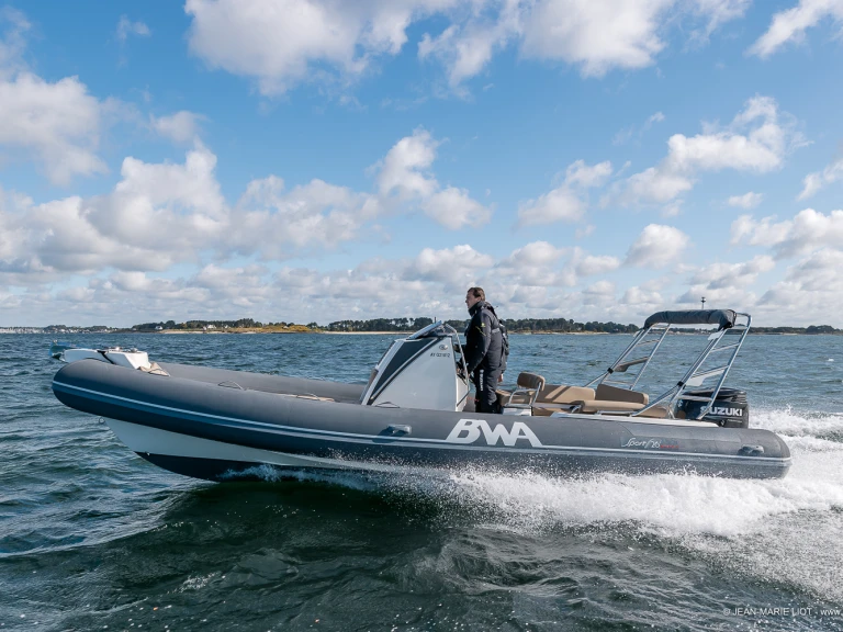 Charter a Bwa Sport 26 GTO in La Trinité-sur-Mer on Samboat