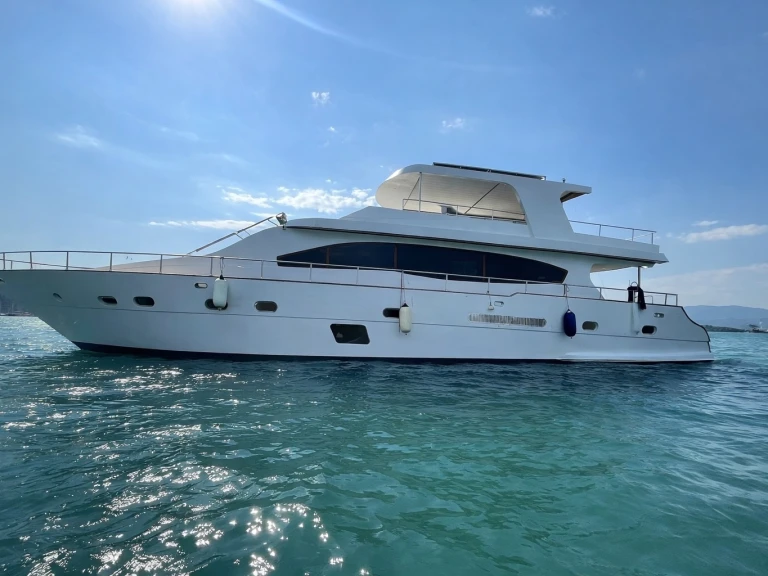Hire Motorboat Custom Made with a boat licence