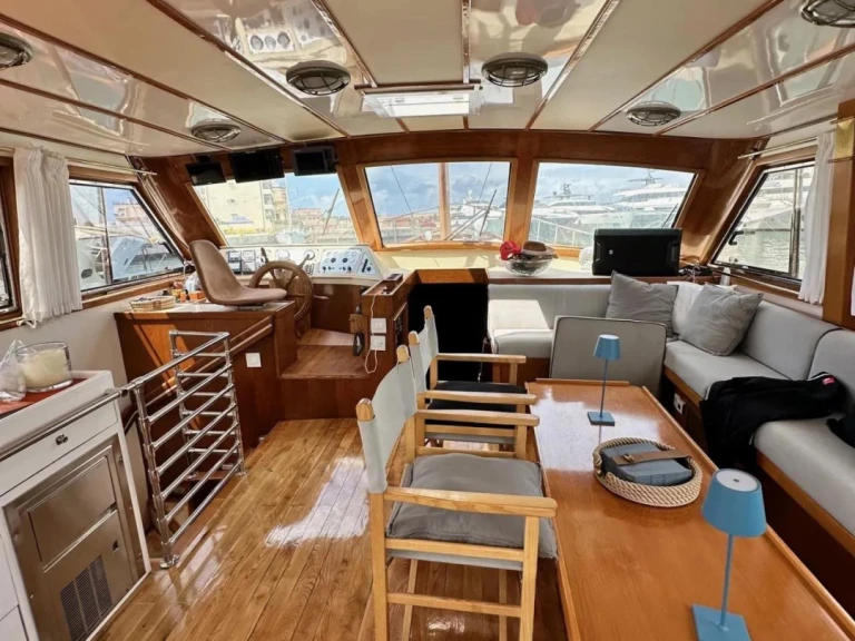 Hire Motorboat Gulet with a boat licence
