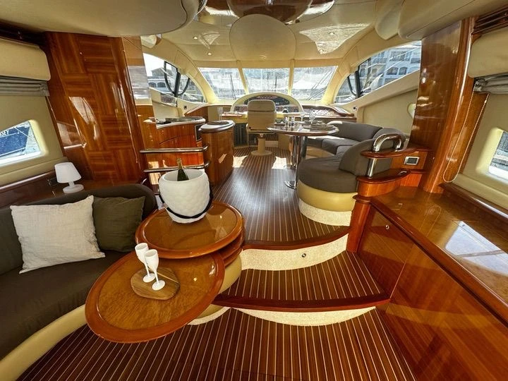 Charter a Azimut Azimut 55 Fly in Roses on Samboat