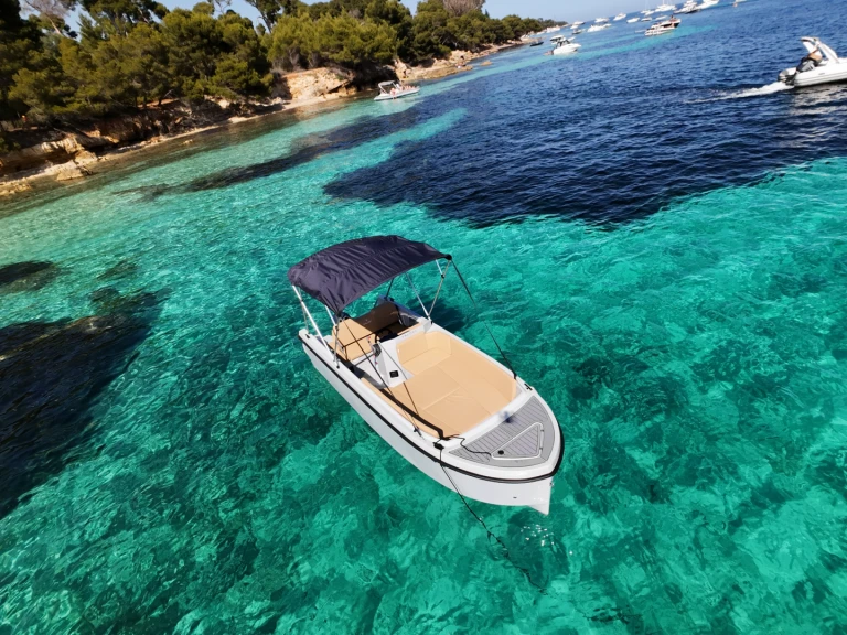 Charter a Poseidon BlueWater 170 in Mandelieu-la-Napoule on Samboat
