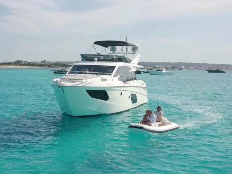 Hire Motorboat Absolute Yachts with a boat licence