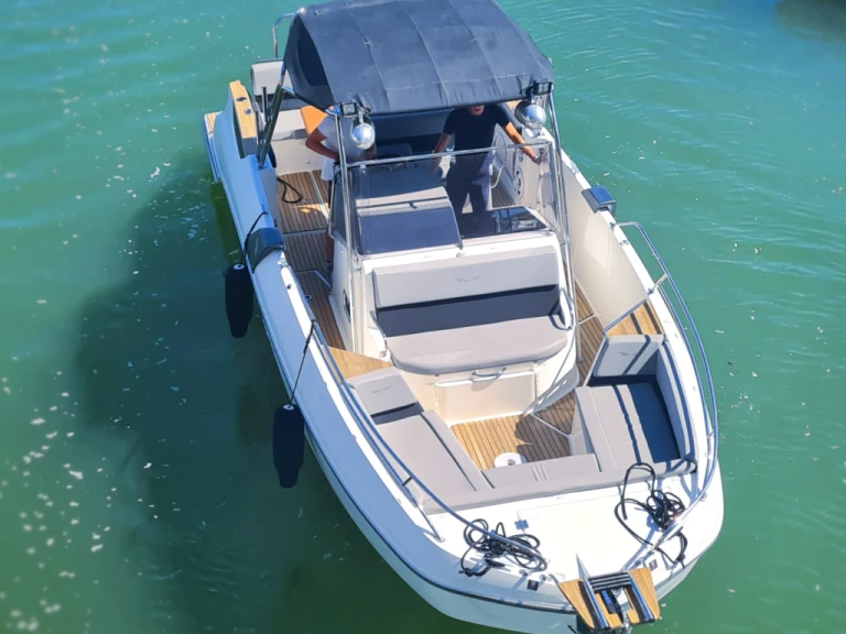 Hire Motorboat Bénéteau with a boat licence