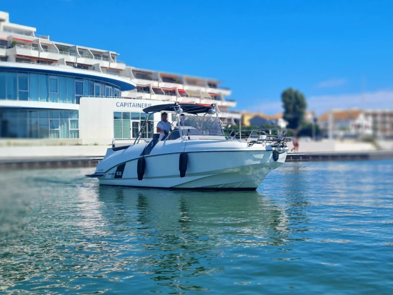 Hire a Bénéteau Flyer 8.8 SUNdeck Saint-Raphaël
