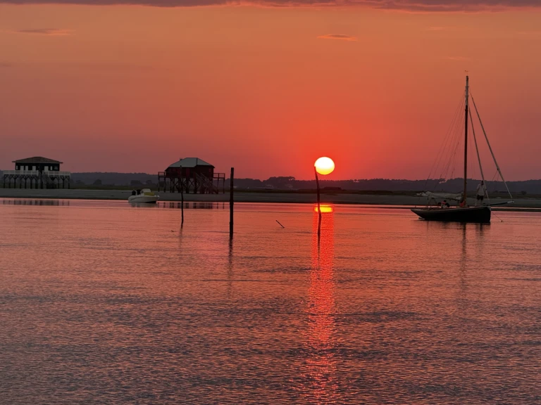 Hire a Pacific Craft Pacific Craft 650 WA Diamond Head Arcachon