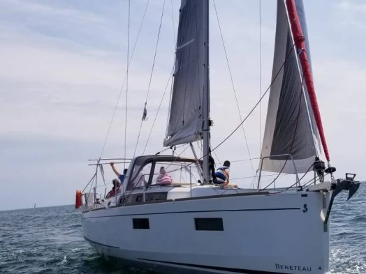 Charter a Bénéteau Oceanis 38.1 in Les Sables-d'Olonne on Samboat
