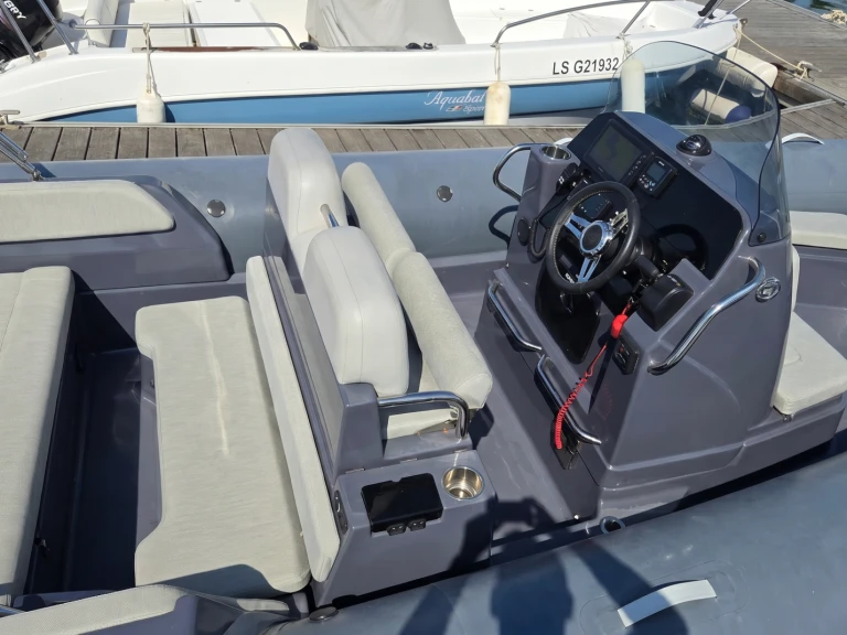 Charter a Zodiac Medline 7.5 in Les Sables-d'Olonne on Samboat