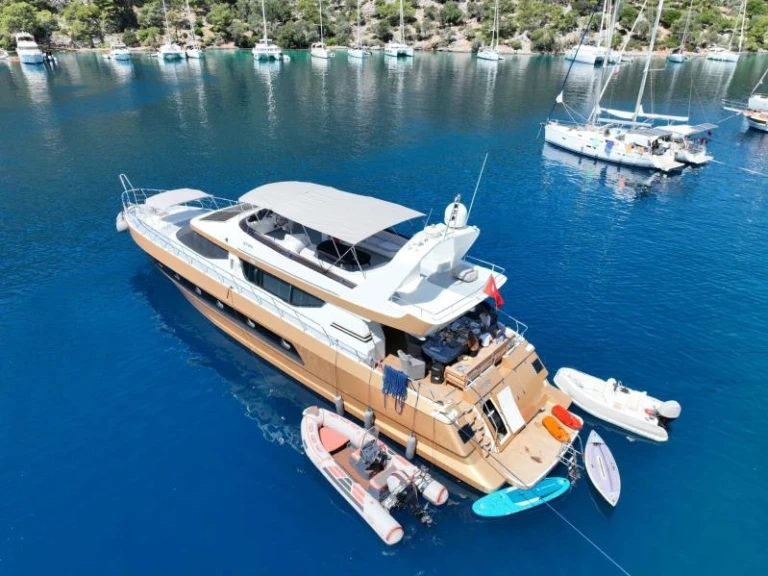 Hire Motorboat Custom Made with a boat licence