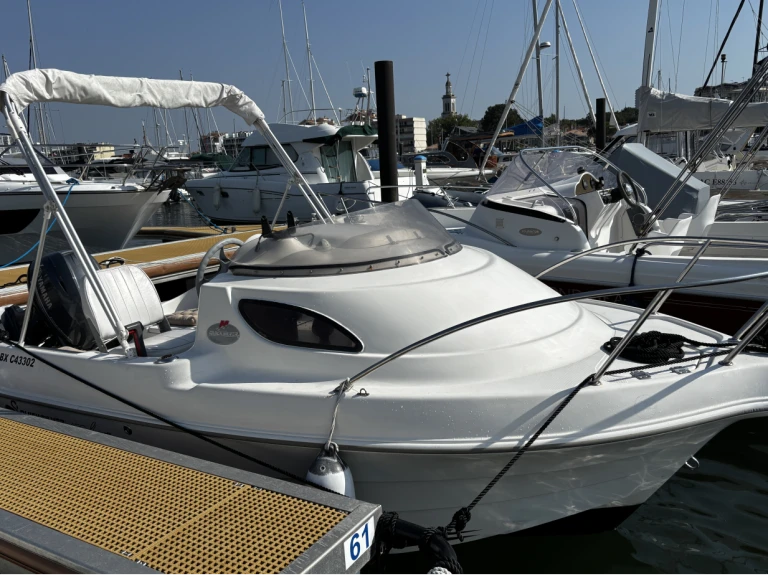 Hire Motorboat Quicksilver with a boat licence