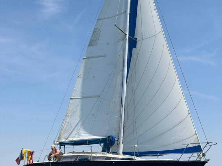 Charter a Dufour Dufour 28 Mezzo in La Rochelle on Samboat