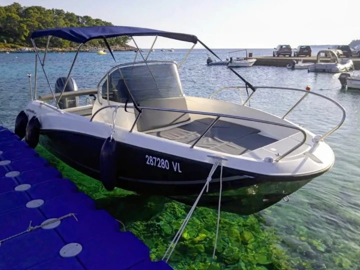 Hire Motorboat Quicksilver with a boat licence