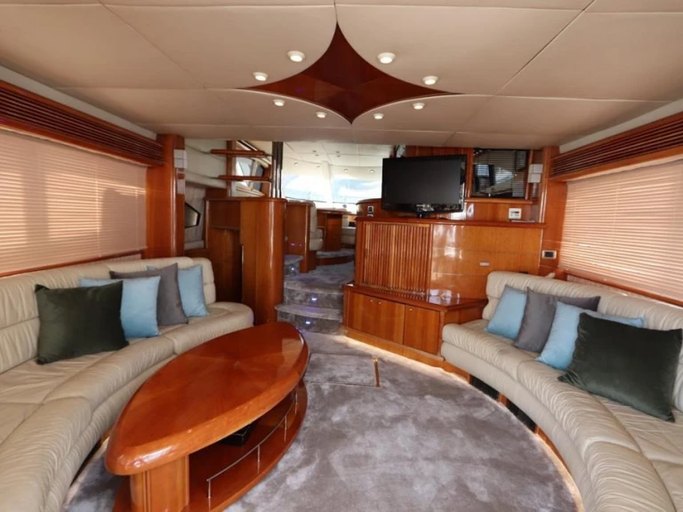 Hire Motorboat Custom Made with a boat licence