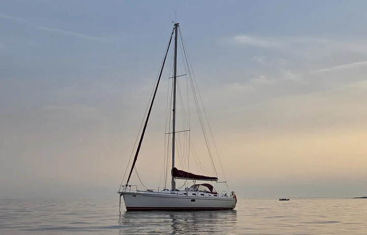 Sailboat to hire Arzon at the best price