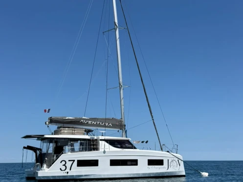 Hire Catamaran Aventura with a boat licence