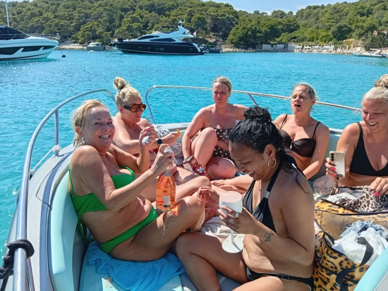 Hire Motorboat Jeanneau with a boat licence