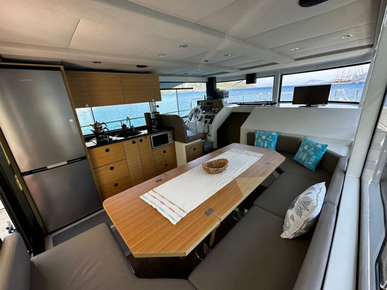 Hire Motorboat Custom Made with a boat licence