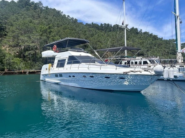 Hire Motorboat Custom Made with a boat licence