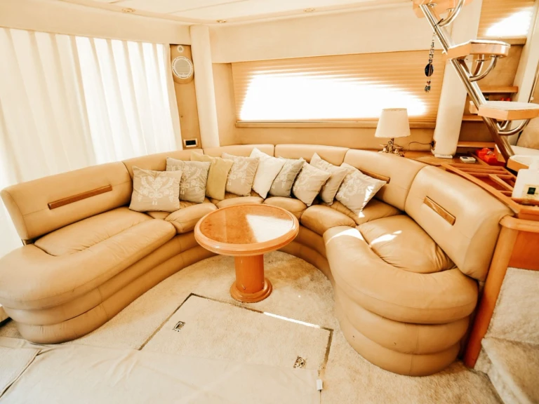 Hire Motorboat Custom Made with a boat licence