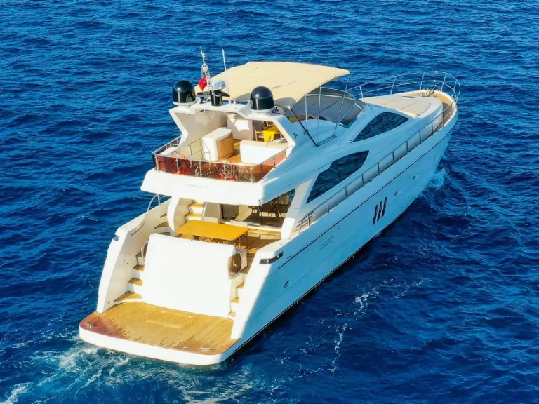 Hire Motorboat Custom Made with a boat licence