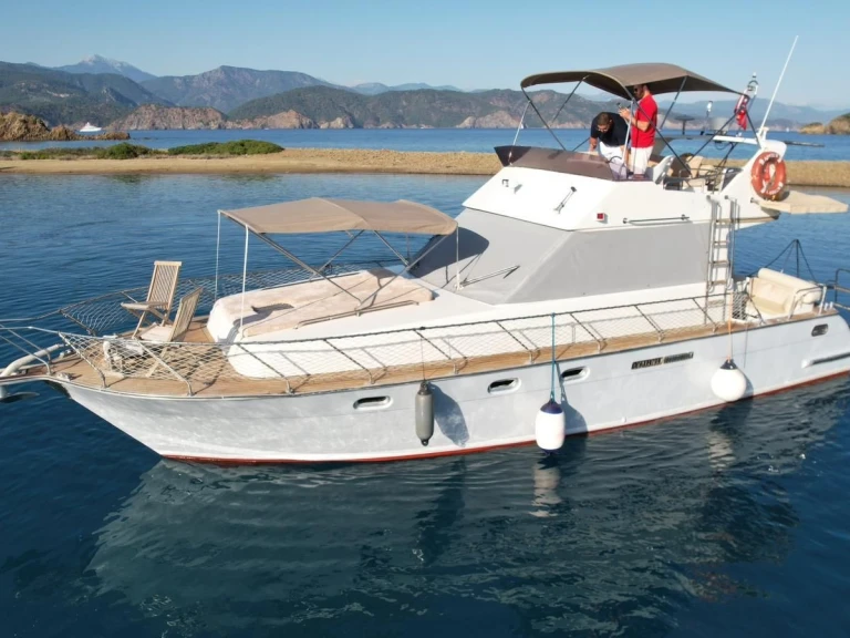 Motorboat to hire Göcek at the best price