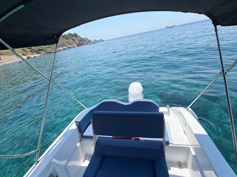 Hire Motorboat Trimarchi with a boat licence