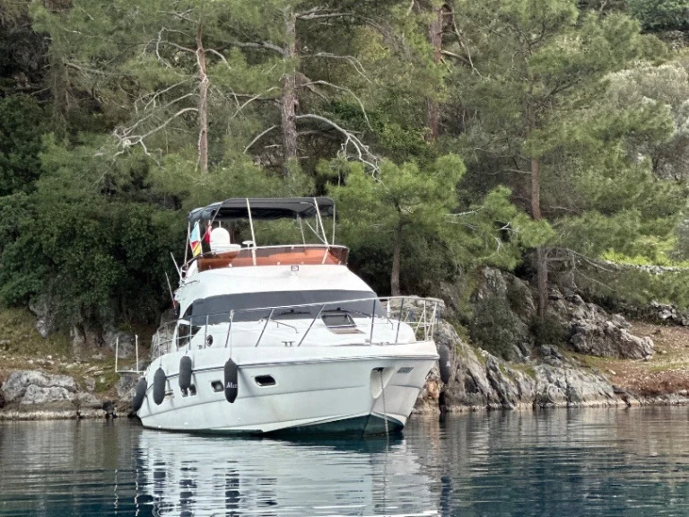 Hire Motorboat Custom Made with a boat licence