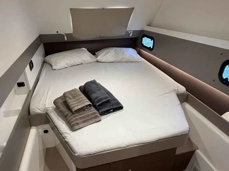 Charter a Bali Bali 4.3 in Rada di Napoli on Samboat