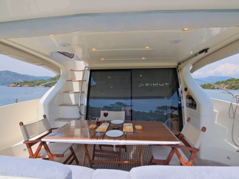 Hire Motorboat Custom Made with a boat licence