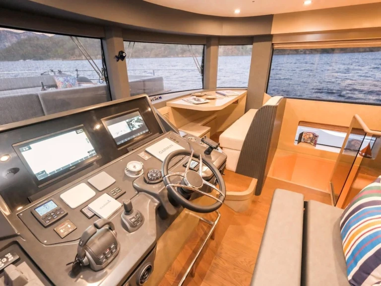 Hire Motorboat Custom Made with a boat licence