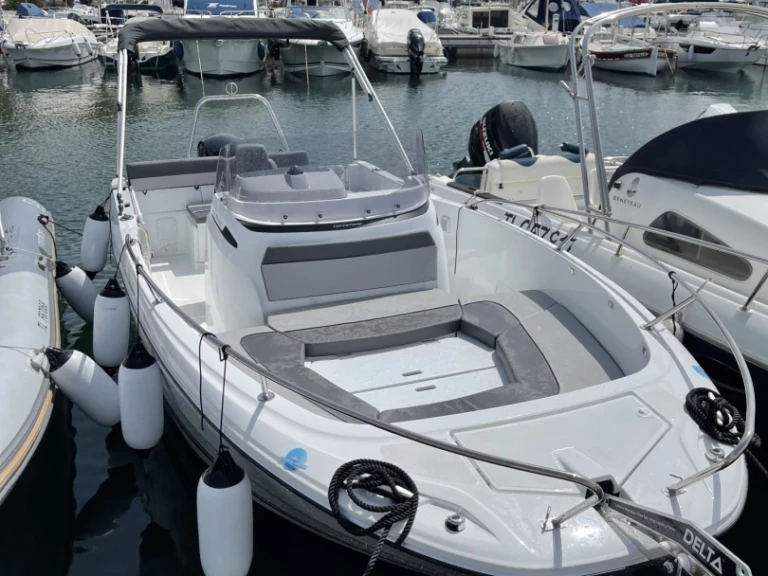 Hire Motorboat Jeanneau with a boat licence