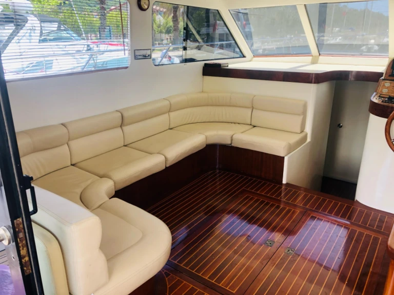 Hire Motorboat Custom Made with a boat licence