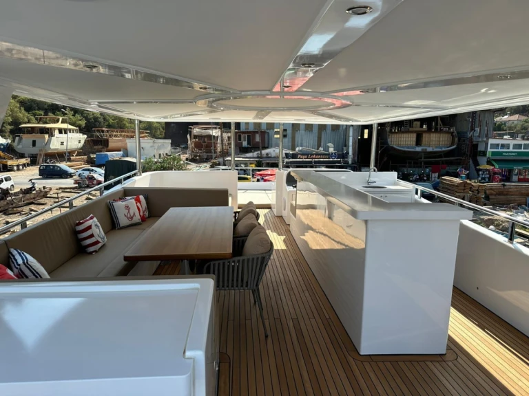 Hire Motorboat Custom Made with a boat licence