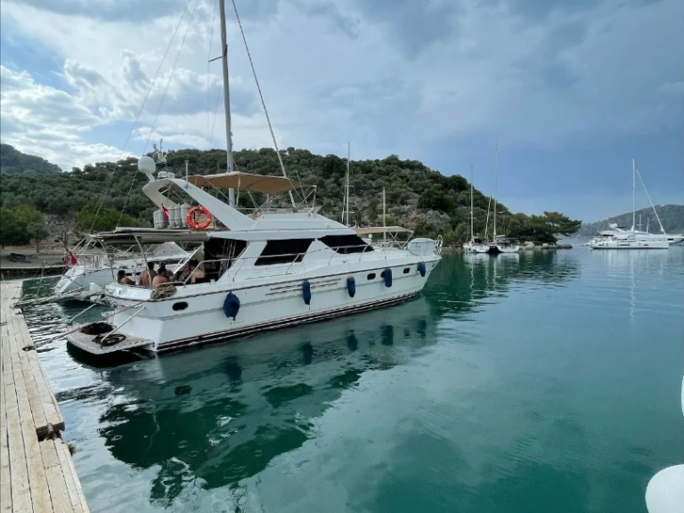 Motorboat to hire Göcek at the best price
