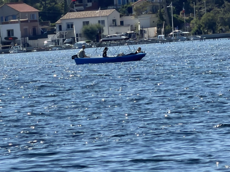 Hire Motorboat Yac fun  with a boat licence