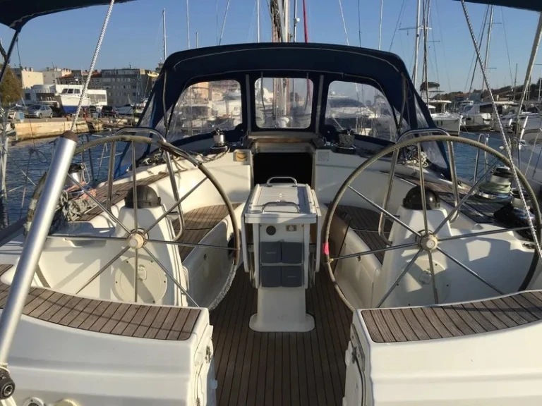 Sailboat to hire Volos at the best price