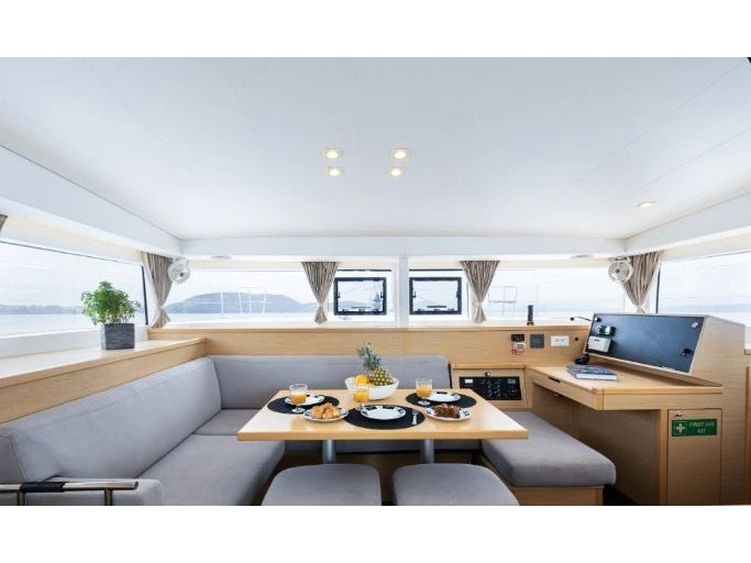 Catamaran hire in Alimos - Lagoon Lagoon 400 S2