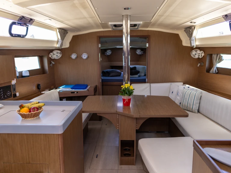 Charter a Bénéteau Oceanis 41.1 Performance in Port de Pollença on Samboat
