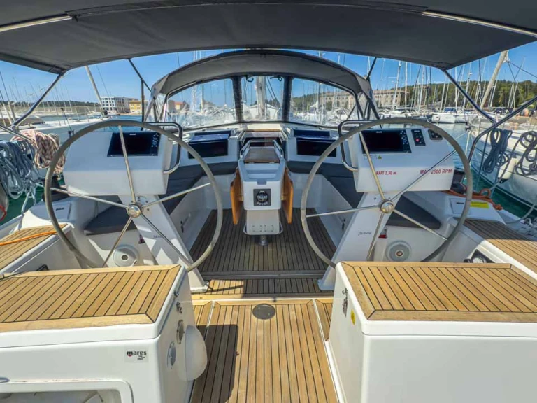 Charter a Hanse Hanse 455 in Pula on Samboat