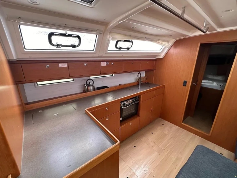 Sailboat hire in Izola - Bavaria Cruiser 46