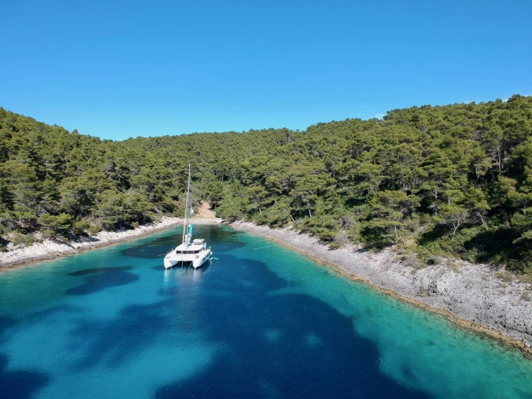Hire Catamaran Lagoon with a boat licence