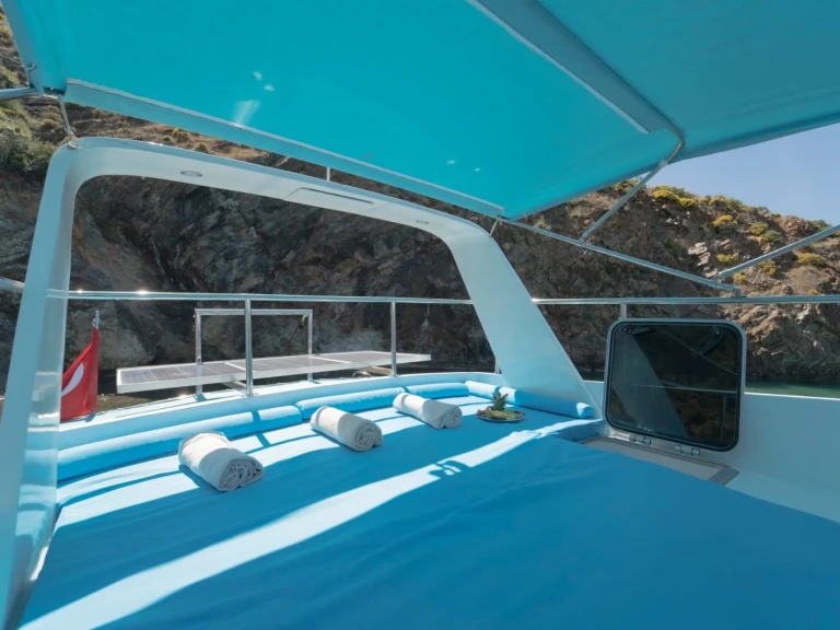 Hire Motorboat Custom Made with a boat licence