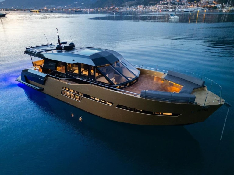Hire Motorboat Custom Made with a boat licence