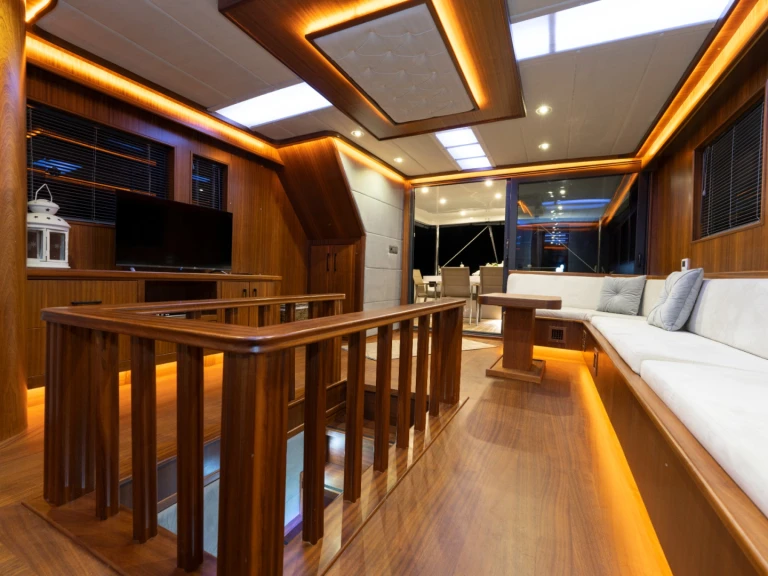 Hire Motorboat Custom Made with a boat licence